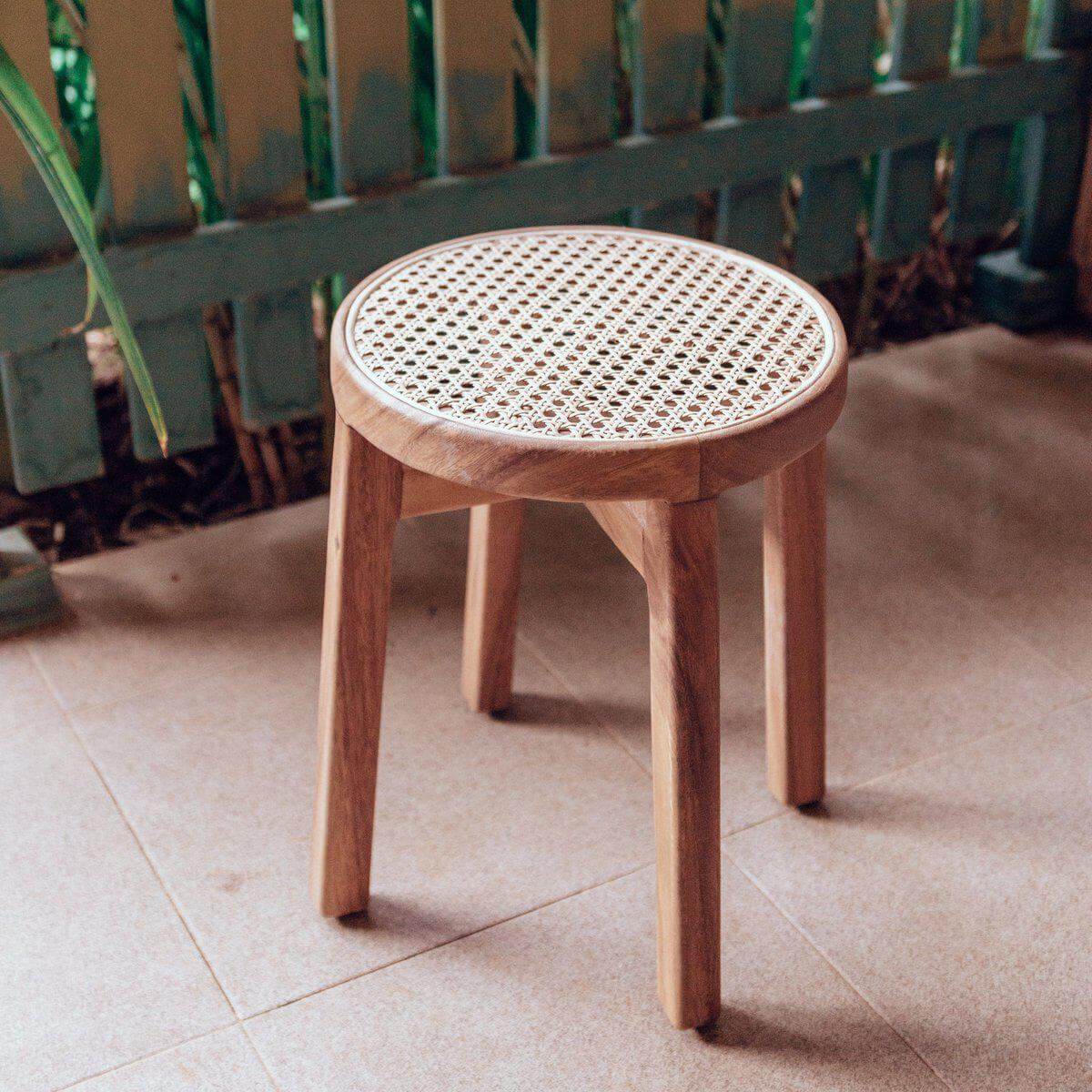 Alt Tag: Houten kruk CARAMIN met natuurlijke afwerking, een stijlvolle en functionele toevoeging aan het interieur, geplaatst op terras.