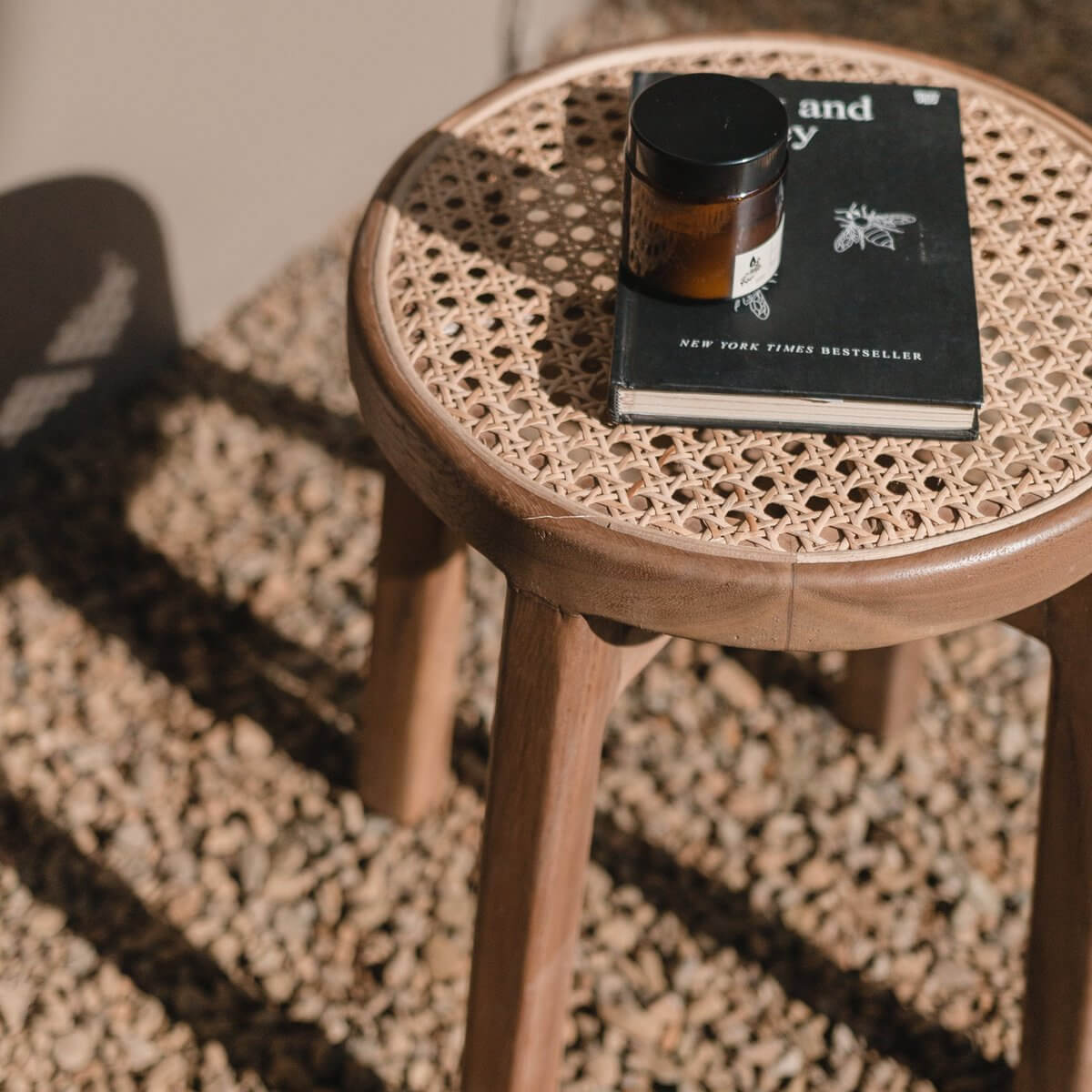 Houten kruk CARAMIN met boek en kaars, stijlvolle interieur toevoeging