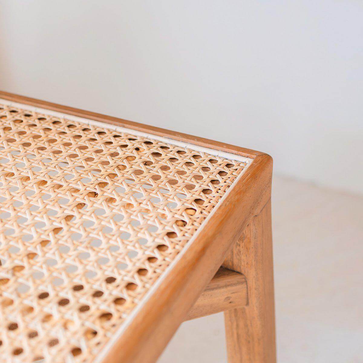 Detail van de houten kruk SUBANG met rotan zitting, gemaakt van duurzaam regenboomhout, met uniek patroon en natuurlijke charme.