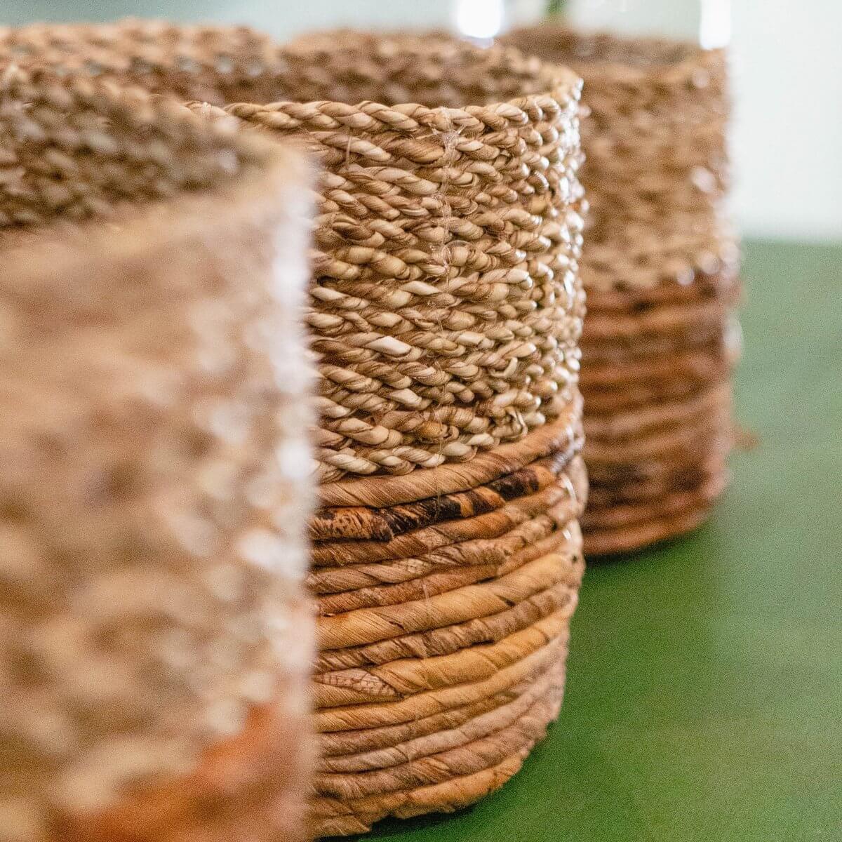 Kleine zeegrasmand BHINNEKA tweekleurig, handgemaakt van bananenvezel, perfect voor planten of opbergen, milieuvriendelijk