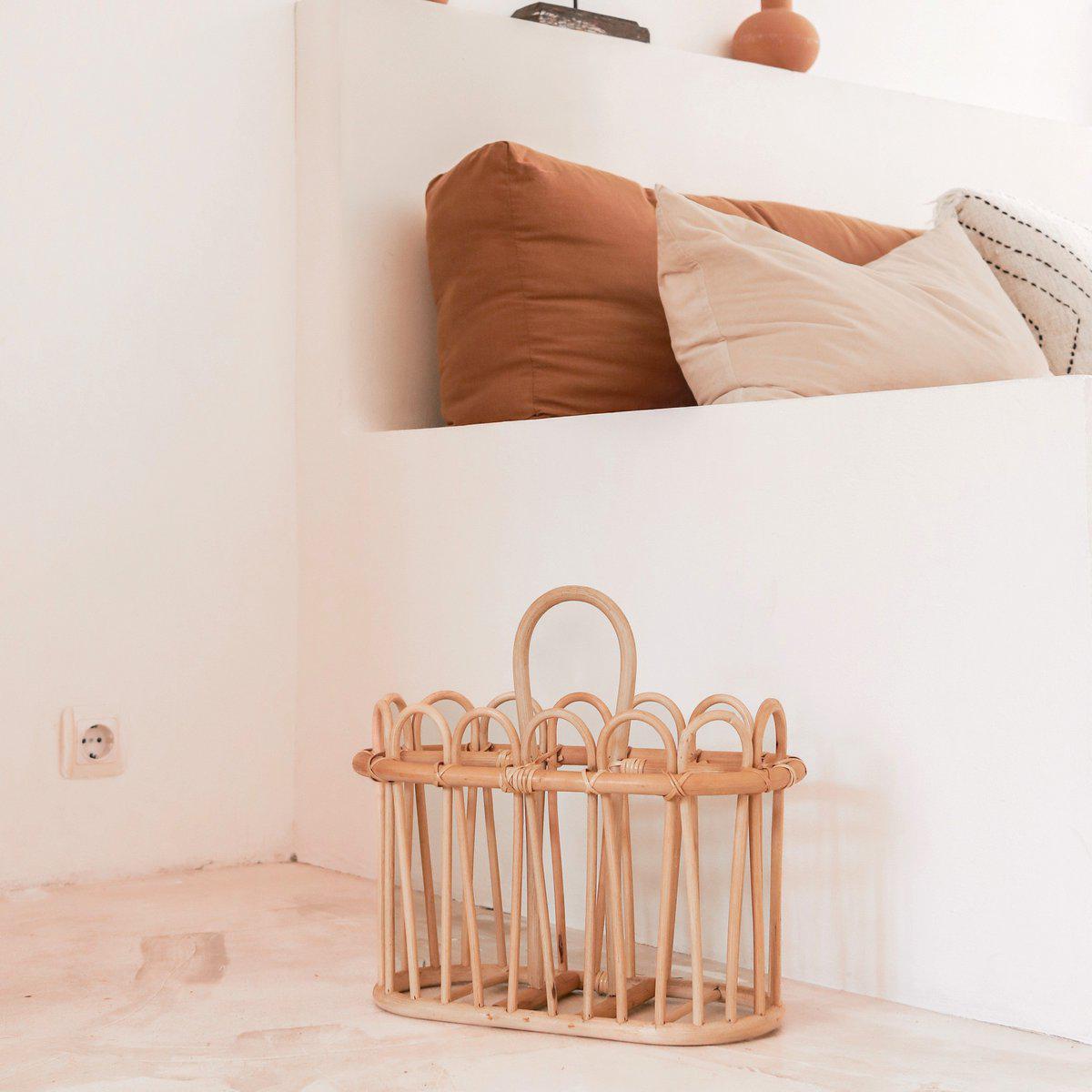 Rotan krantenmand Kuno bij loungehoek, duurzaam en handgemaakt, ideaal voor krantenopslag.