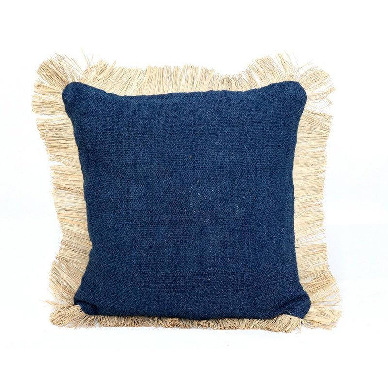 Alt Tag: Blauw kussenhoes met raffia-franjes, 50x50,5 cm, perfect voor een boho-touch in huis of tuin, merk Bazar Bizar Living.