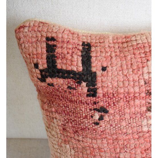 Handgemaakt Marokkaans kussen P530 van vintage Berberkleed, uniek roze ontwerp, perfect voor woon- of slaapkamer.
