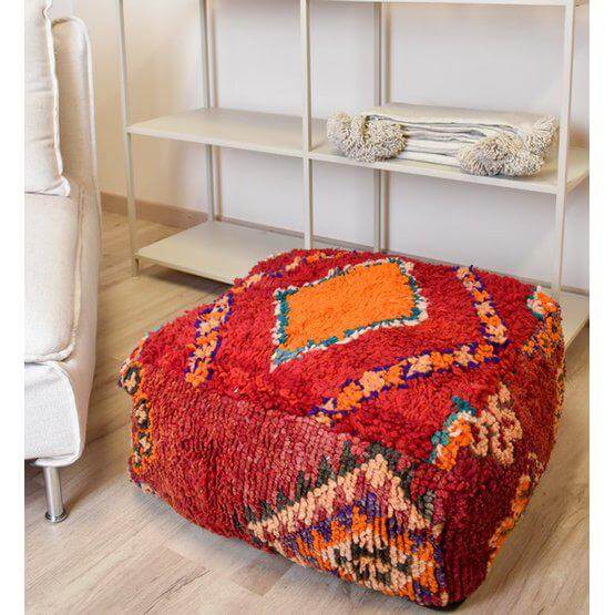 Marokkaans vloerkussen K1061 met kleurrijk, handgemaakt Berberdesign in een gezellige woonruimte. Uniek boho accent voor elke kamer.