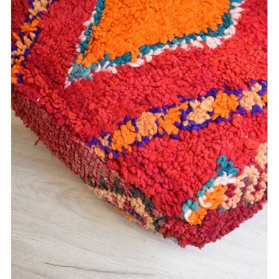 Marokkaans vloerkussen met kleurrijk Berber patroon, geeft een bohemian sfeer en is een uniek handgemaakt vintage item.