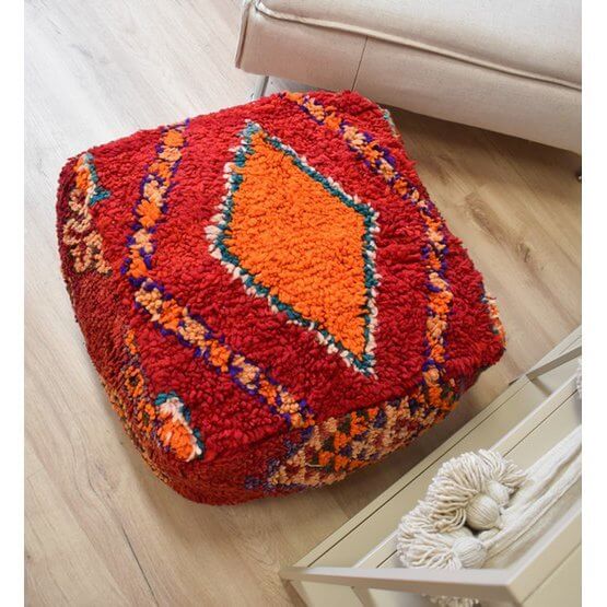 Marokkaans vloerkussen met een unieke bohemian stijl van vintage berberkleed, kleurrijke eyecatcher voor woon- of slaapkamer.