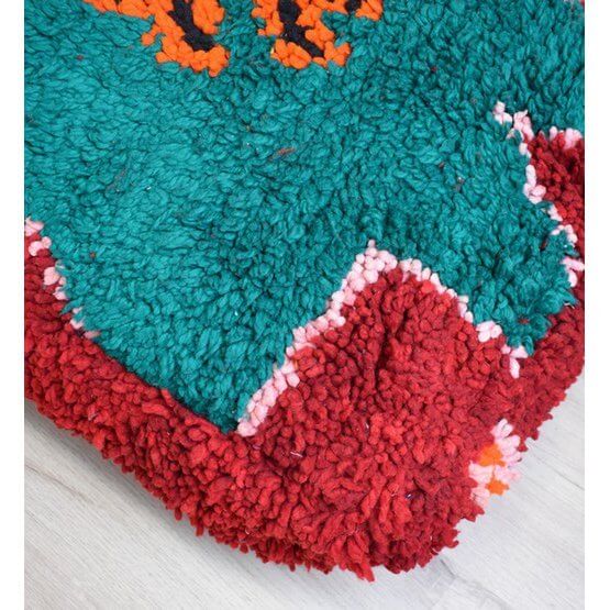 Marokkaans vloerkussen met kleurrijk geometrisch patroon, handgemaakt van vintage berberkleed, bohemian stijl woonkamer decor.