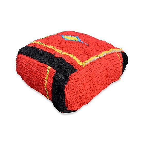Handgemaakt Marokkaans vloerkussen K1082 in rood en zwart met kleurrijk Berber patroon, voor bohemian sfeer in woonkamer of slaapkamer.