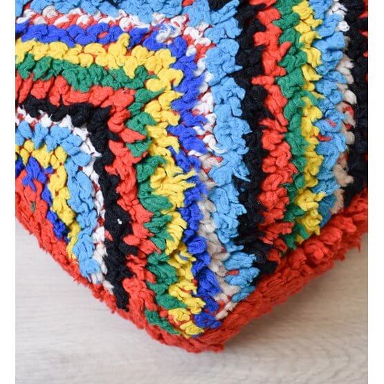 Kleurrijk Marokkaans vloerkussen K1103 van vintage Berberkleed. Uniek bohemian kunstwerk voor woonkamer of slaapkamer.