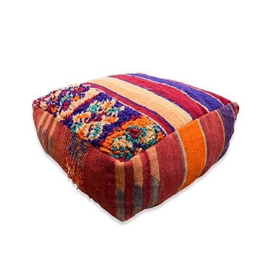 Marokkaans vloerkussen K1164 met kleurrijk bohemian design, gemaakt van vintage berberkleed. Handgemaakt authentiek kunstwerk.