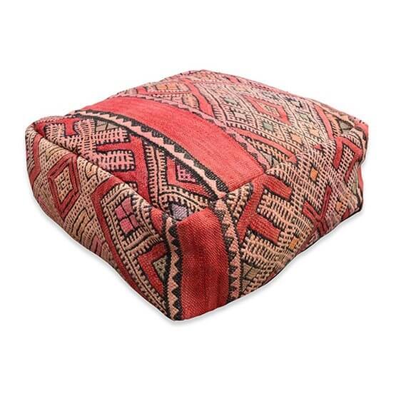 Uniek Marokkaans vloerkussen K1172 met vintage Berberkleed in bohemian stijl, handgemaakt als decoratief kunstwerk voor woonkamer.