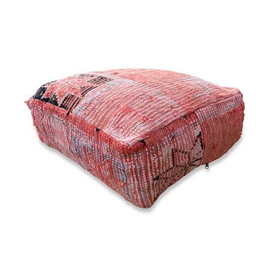 Marokkaans vloerkussen in vintage stijl, gemaakt van Berberkleed, perfect voor een bohemian sfeer in je woon- of slaapkamer.