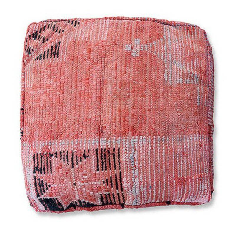 Marokkaans vloerkussen K777, handgemaakt van vintage berberkleed, roze en zwart met uniek patroon, bohemian interieurstuk.