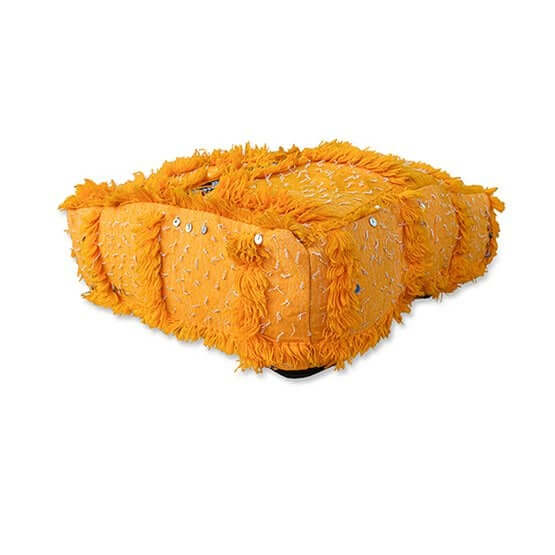 Marokkaans vloerkussen K828 in bohemian stijl, gemaakt van vintage Berberkleed, handgemaakt met oranje franjes.