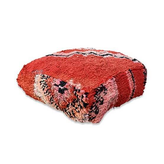Marokkaans vloerkussen K843 van vintage Berberkleed, bohemian stijl, rood en roze tinten, unieke handgemaakte woondecoratie.