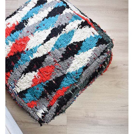 Marokkaans vloerkussen met kleurrijk, vintage design, handgemaakt van Berbertapijt. Bohemian sfeer voor woon- of slaapkamer.