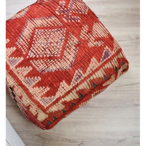 Vintage Marokkaans vloerkussen met bohemian patroon in warme tinten, gemaakt van berberkleed. Uniek handgemaakt woonaccessoire.
