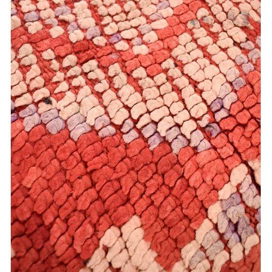 Detail van Marokkaans vloerkussen K912, in bohemian stijl met warme kleuren en uniek vintage berberpatroon.