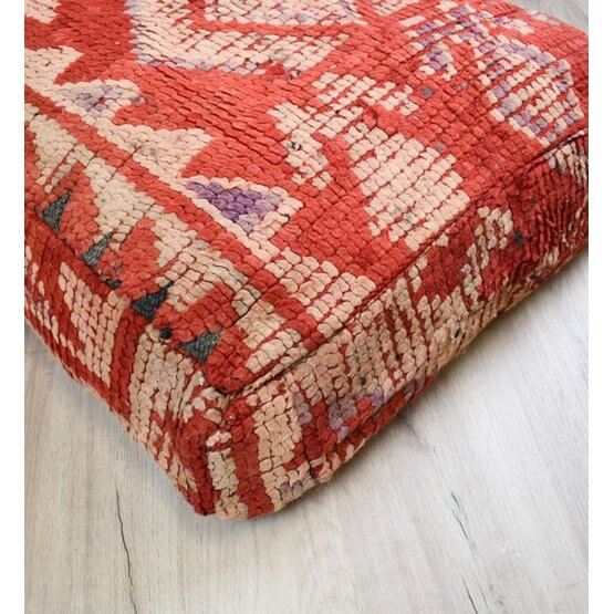Handgemaakt Marokkaans vloerkussen met vintage berberdesign, rood met patronen, bohemian sfeer, uniek woondecoratie accent.