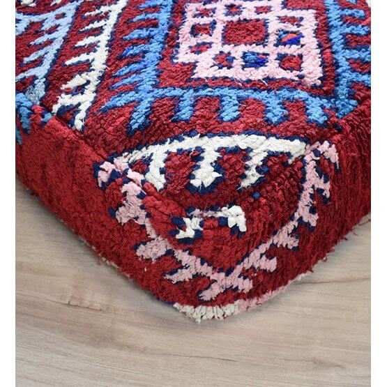 Marokkaans vloerkussen met kleurrijk patroon, uniek kunstwerk voor bohemian interieur. Handgemaakt van vintage Berberkleed.