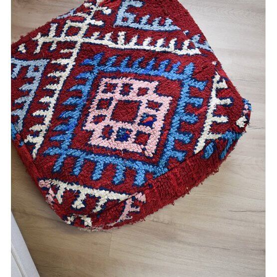 Vintage Marokkaans vloerkussen met kleurrijk bohemian patroon, gemaakt van een uniek Berberkleed. Een eyecatcher voor elk interieur!