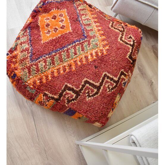 Marokkaans vloerkussen - uniek vintage berberkleed, kleurrijke bohemian sfeer voor woon- of slaapkamer, handgemaakt kunstwerk.