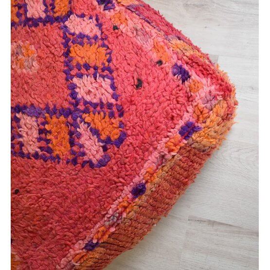Uniek Marokkaans vloerkussen in bohemian stijl, gemaakt van vintage berberkleed. Kleurrijk design voor woon- of slaapkamer.