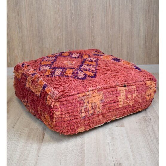 Uniek Marokkaans vloerkussen van vintage berberkleed, kleurrijk bohemian design, handgemaakt voor woon- of slaapkamer.