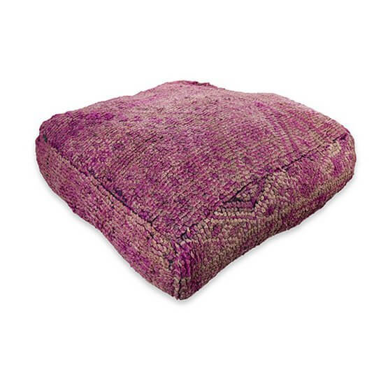 Paars Marokkaans vloerkussen, vintage berber ontwerp, bohemian sfeer, uniek handgemaakt interieuraccessoire.
