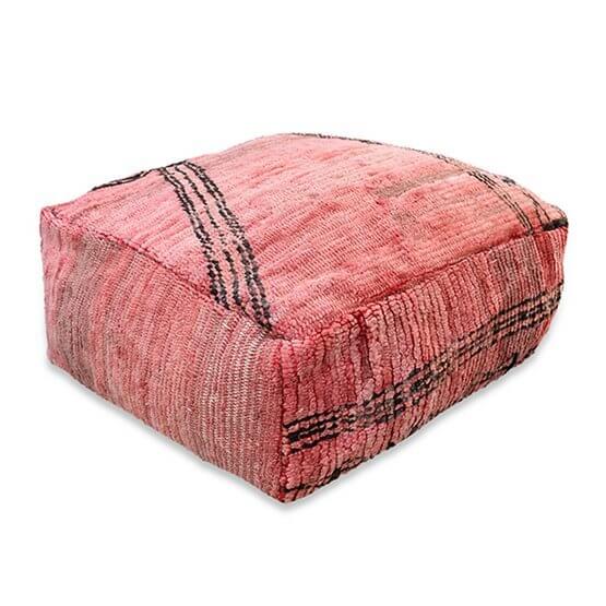 Vintage Marokkaans vloerkussen in bohemian stijl, roze tinten, handgemaakt van Berberkleed. Uniek woondecor en eyecatcher. Model K1240.