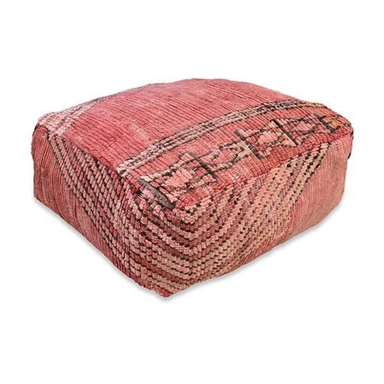 Vintage Marokkaans vloerkussen K1250 met bohemian design in warme tinten, handgemaakt van uniek Berberkleed. Eyecatcher voor je interieur.