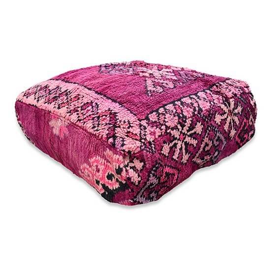 Vintage Marokkaans vloerkussen in roze en paarstinten met unieke berberpatronen, geeft een bohemian sfeer aan je interieur.
