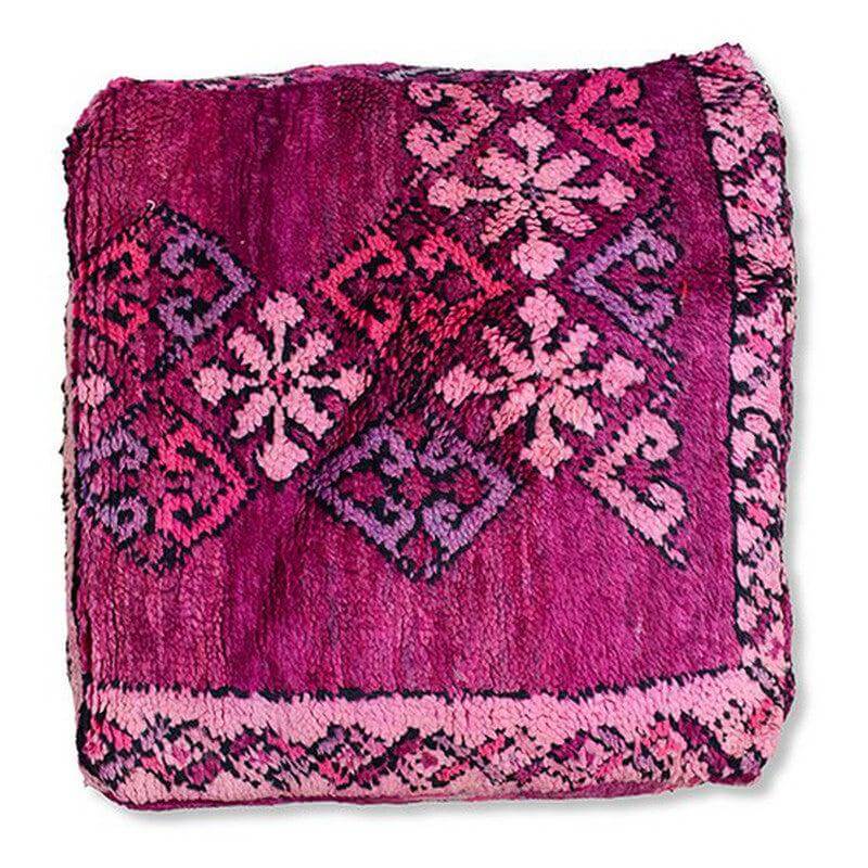 Handgemaakt Marokkaans vloerkussen in roze tinten met vintage berberpatroon, bohemian stijl interieuraccessoire.