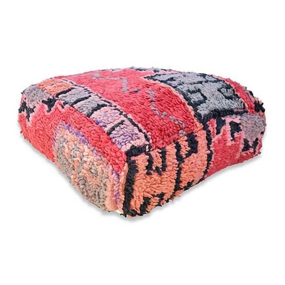 Marokkaans vloerkussen vintage K1388 met kleurrijk, bohemian design. Uniek handgemaakt vloerkussen van vintage Berberkleed.