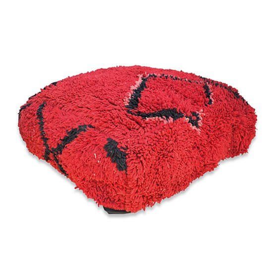 Rood Marokkaans vloerkussen, vintage stijl K1392, gemaakt van authentiek berberkleed, bohemian sfeer voor woon- of slaapkamer.