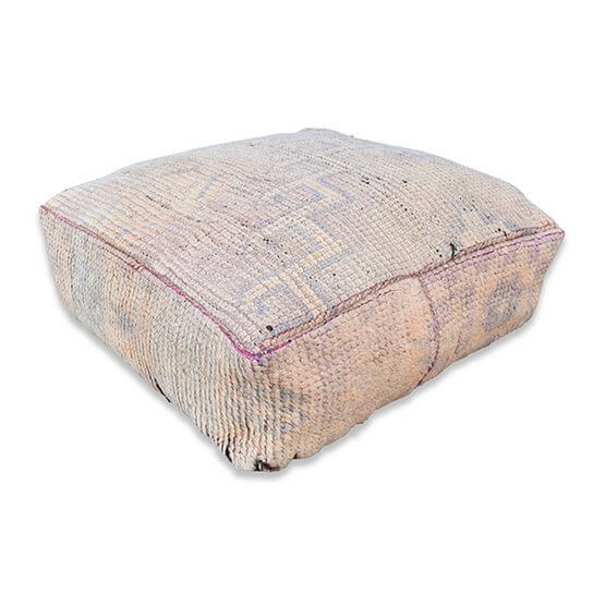 Vintage Marokkaans vloerkussen met unieke berberpatronen en bohemian stijl, handgemaakt voor een originele woondecoratie.