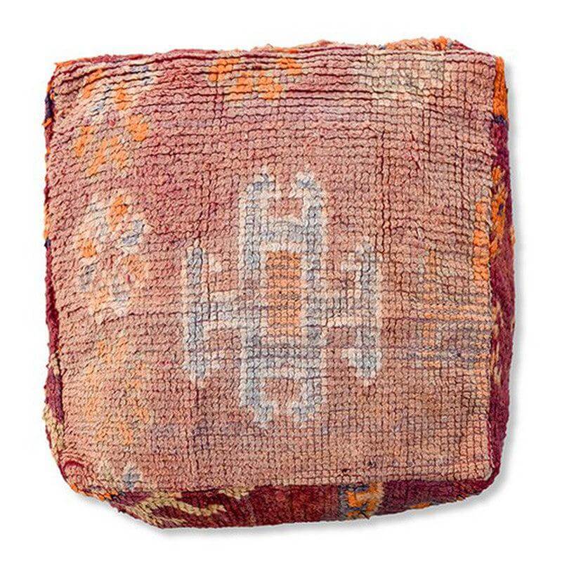 Vintage Marokkaans vloerkussen met bohemian patroon, gemaakt van uniek Berberkleed, perfect voor sfeervolle interieurdecoratie.