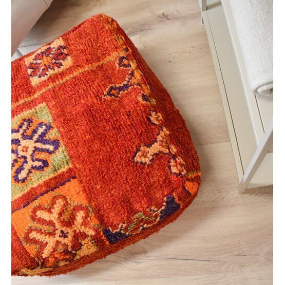 Vintage Marokkaans vloerkussen K1462 met kleurrijk bohemian design, gemaakt van een uniek bergberkleed, perfect voor interieurstijl.