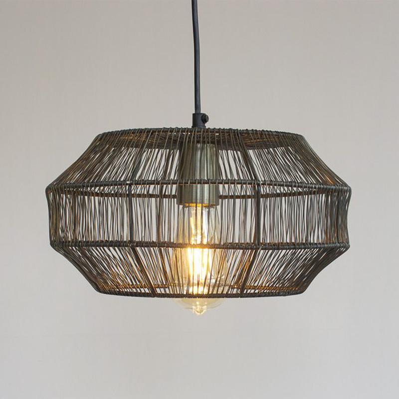 Zwarte metalen hanglamp Salerno met antieke touch, perfect voor industrieel, modern of etnisch chic interieur.