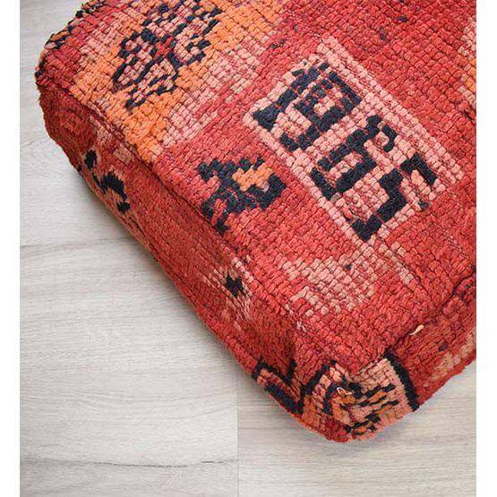 Handgemaakte Marokkaanse vloerkussen K852 met vintage Berber ontwerp voor een bohemian sfeer in woonkamer of slaapkamer.