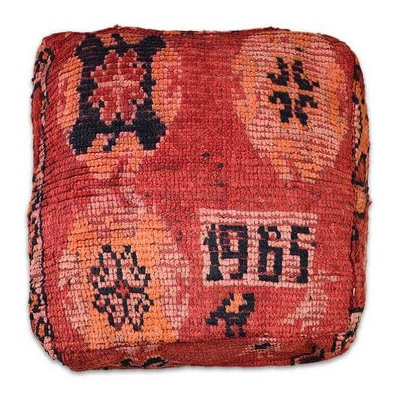 Moroccan vloerkussen van Berber tapijt, handgemaakt en uniek, voor een bohemien sfeer in je woonkamer of slaapkamer.