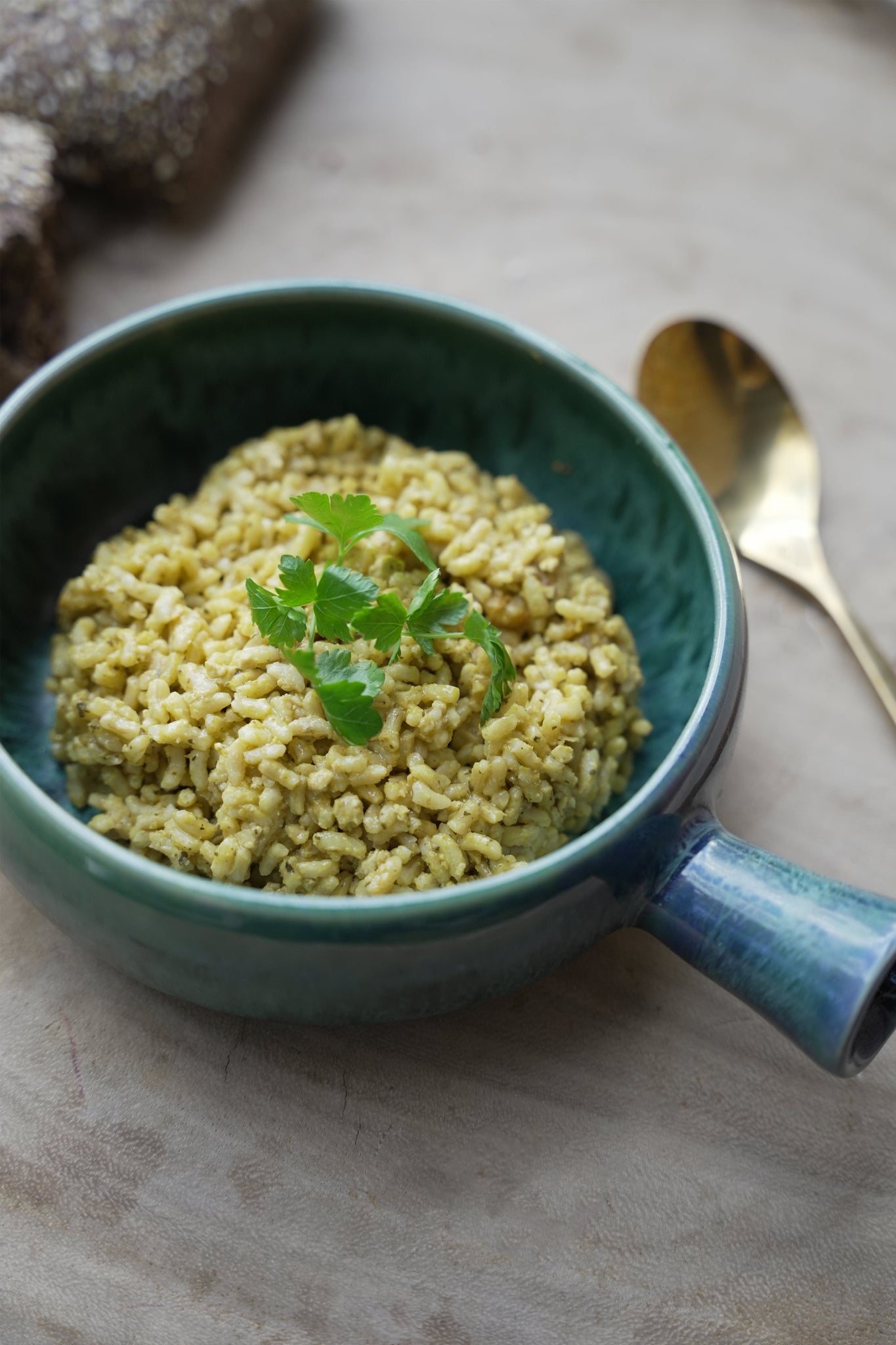 De aquablauwe braadpan met handvat