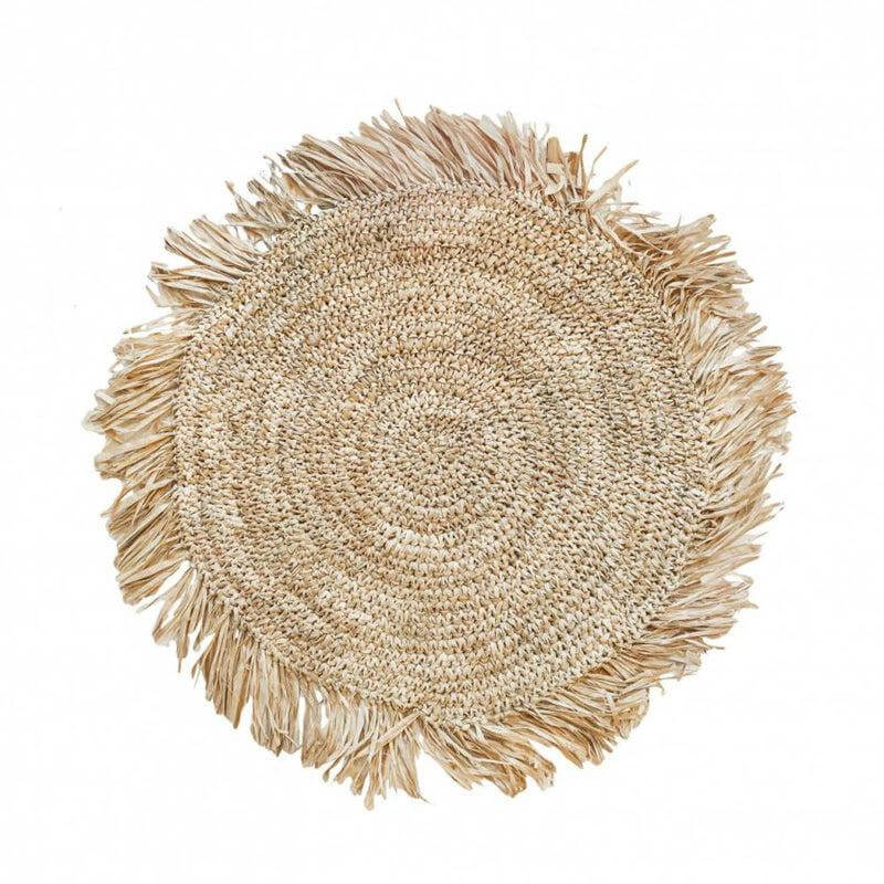 Raffia placemat met uitgesproken franje, perfect voor een tropische tafelsetting.