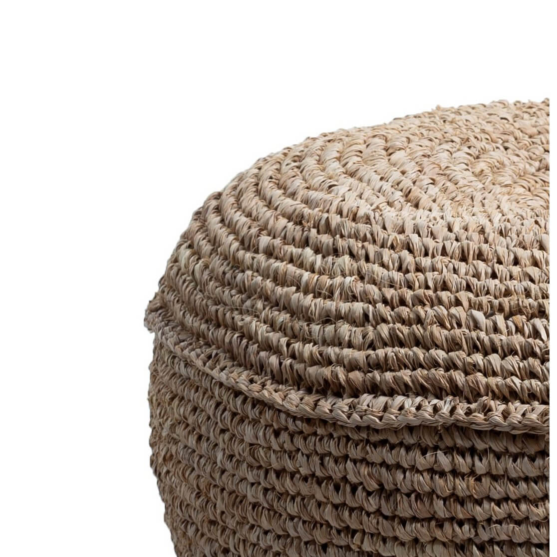 Detail van ronde Telu poef van raffia, handgemaakt en duurzaam, verkrijgbaar in twee maten voor stijl en comfort in de woonkamer.