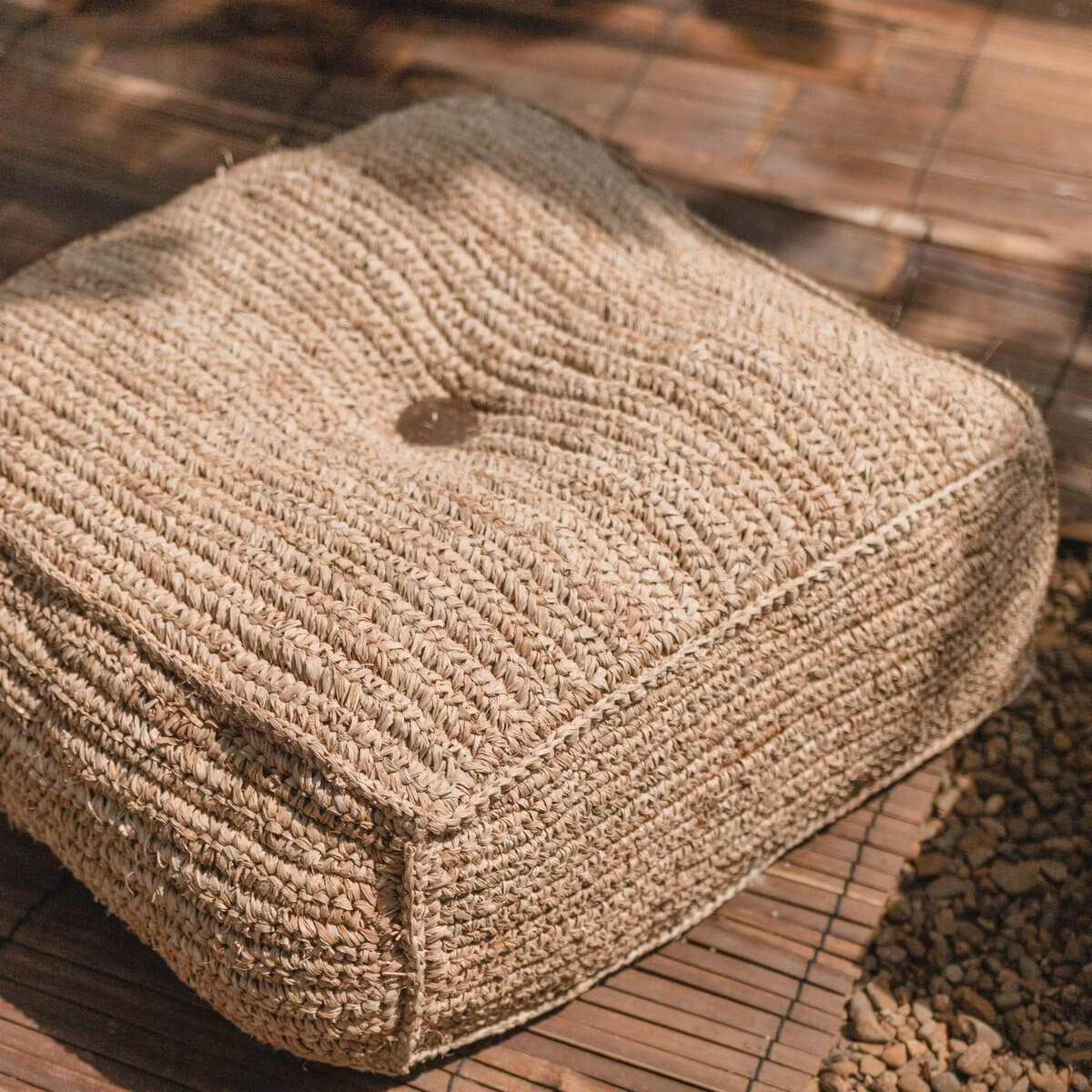 Handgemaakte zitzak PADAR van raffia, 55 cm breed, milieuvriendelijk en fair trade. Perfect voor comfortabel zitten en decoratie.