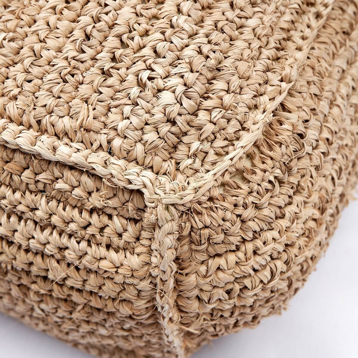 Handgeknoopte Padar poef van raffia, duurzame en comfortabele zitplek, perfect voor elke kamer.