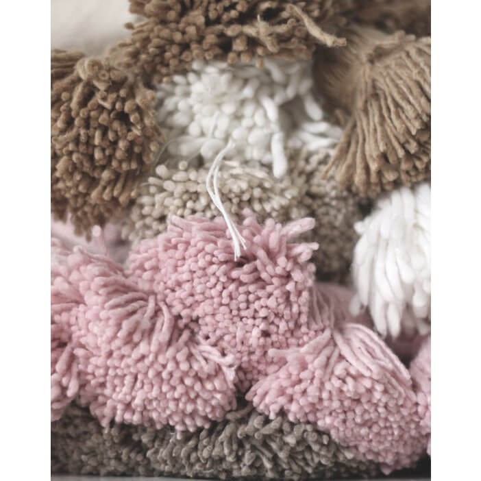 Alt Tag: Pompondeken Roze XL van pure biowol met pompons in pastelkleuren, handgeweven door Marokkaanse vrouwencoöperatie.