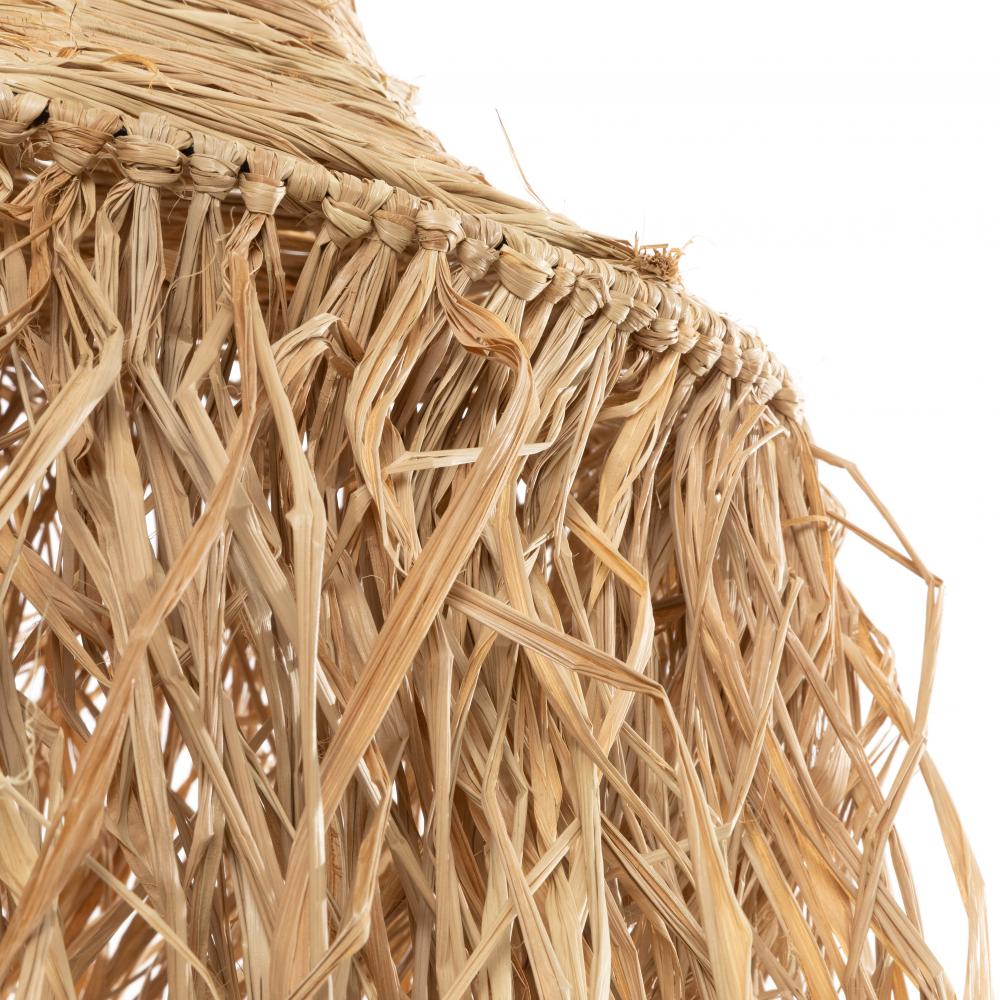 Alt Tag: Raffia hanglamp detail met natuurlijke vezels, ideaal voor tropische sfeer in huis of tuin, gemaakt van duurzame materialen.
