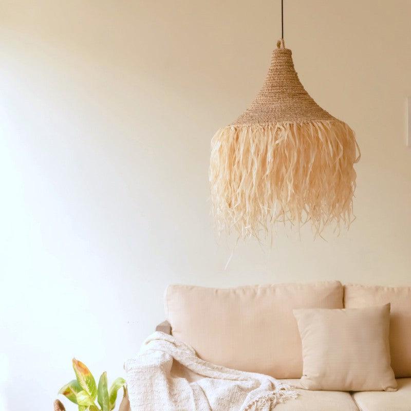 Raffialamp RUMBAI hanglamp met franjes, 100% handgemaakt, decoratief in een stijlvolle woonkameromgeving.