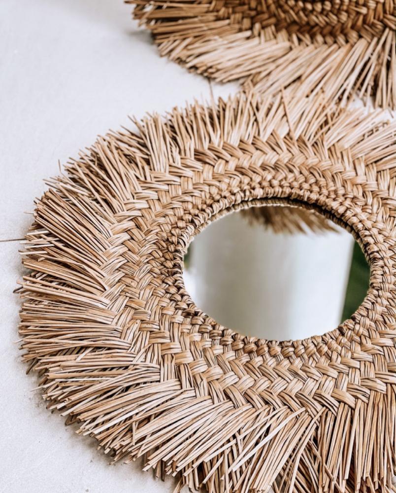 Boho ronde rotan spiegel met handgevlochten details, ideaal voor een decoratieve touch in je interieur.